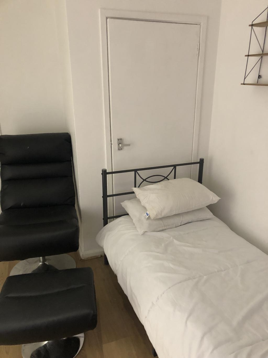Amazing rooms for female in london 3 Image