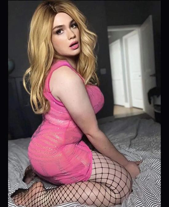 Round perky ass is looking for her prince 3 Image