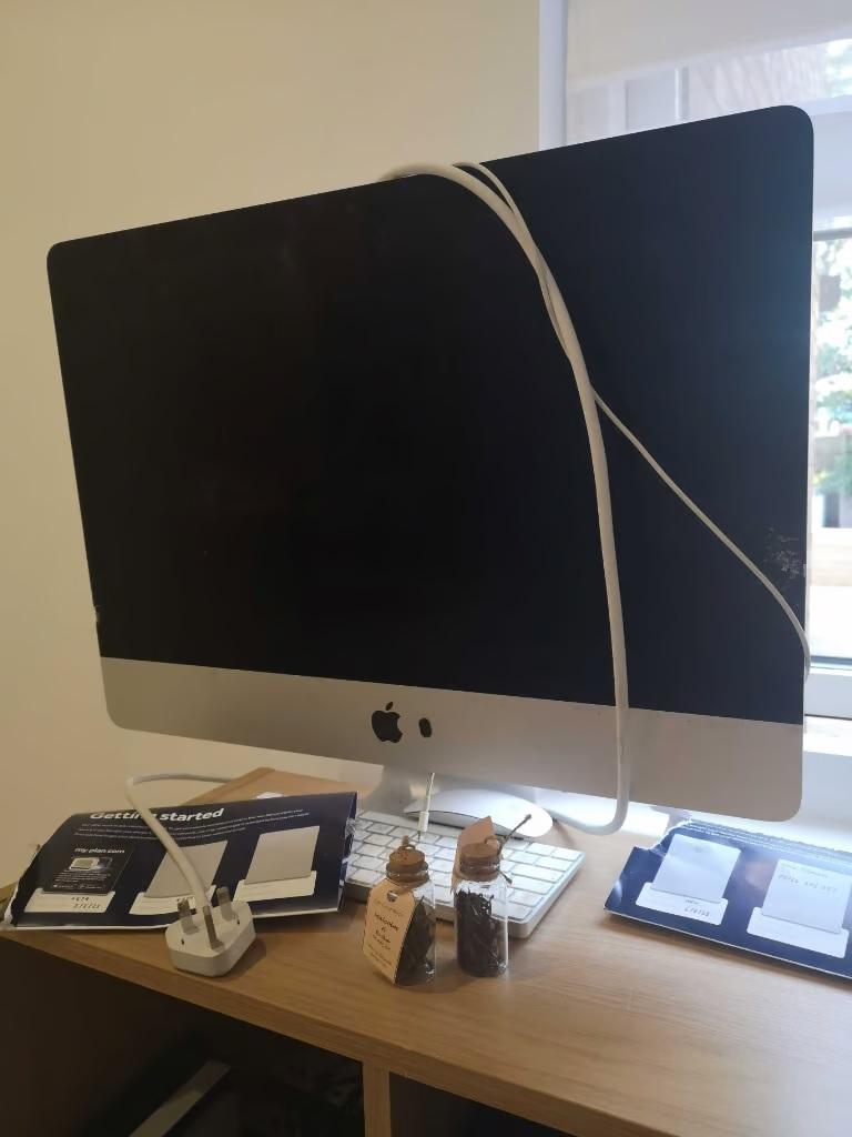 Apple Mac PC with large screen, wireless keyboard and wireless mouse 4 Image