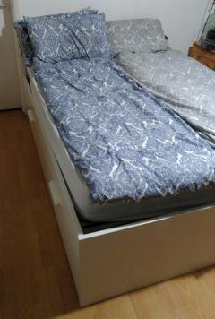 Minimalist Double Bed With 4 Drawers For Storage