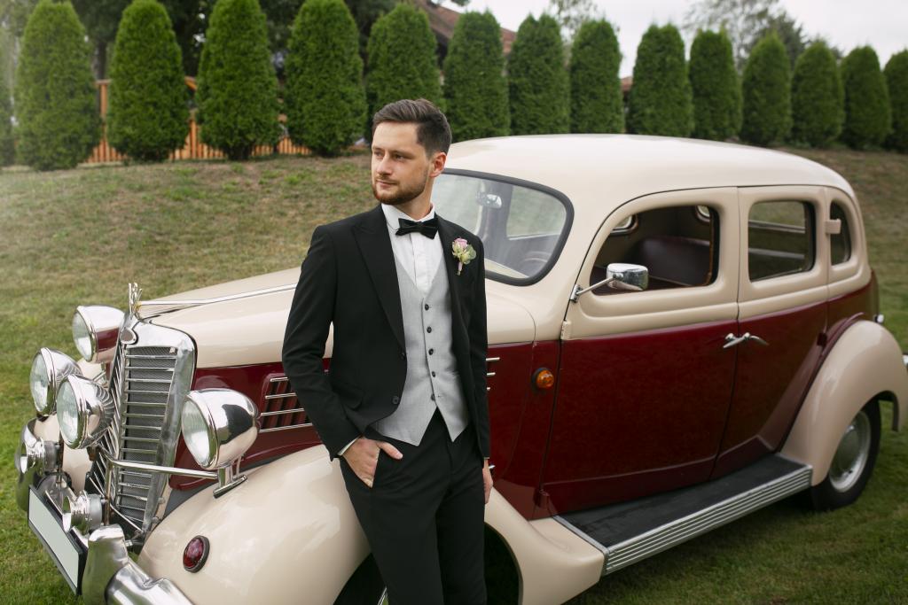 Exquisite Wedding Car Hire in Leeds 2 Image