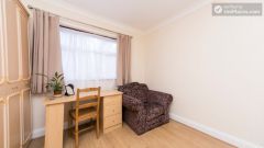 Double Bedroom (Room 201) - Pleasant 6-Bedroom House in Residential Kenton