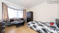 Rooms Available - Pleasant 6-Bedroom House In Re