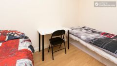 Twin Bedroom (Room 101 - Bed 1 on the left) - Bright Apartment in Residential Leyton Area