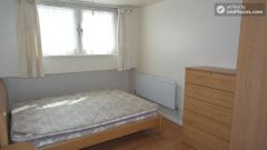 Single Bedroom (Room B) - Simple 4-bedroom apartment in quiet Bethnal Green