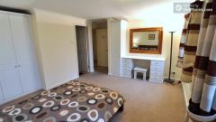 Single Bedroom (Room D) - Large 5-bedroom apartment overlooking Canary Wharf