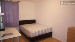 Single Bedroom (Room B) - Colourful 5-bedroom apartment by Victoria Park in East End