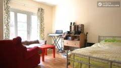 Rooms available - 5-Bedroom apartment in green Queen's Park