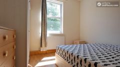 Twin Bedroom (Room A) - 4-bedroom apartment in calm, northern Kilburn