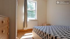 Twin Bedroom (Room D) - 4-bedroom apartment in calm, northern Kilburn