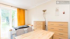 Double Bedroom (Room 4) - Homely 6-bedroom house in suburban Acton