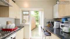 Double Bedroom (Room 6) - Homely 6-bedroom house in suburban Acton