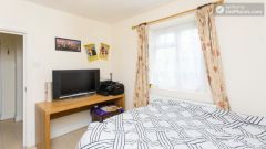 Rooms available - 5-Bedroom house with garden near White City