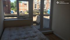 Single Semi-Ensuite Bedroom (Room B) - 5-Bedroom house located right next to Weavers Fields park in Bethnall Green