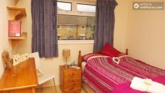 Double Bedroom (Room 3) - Comfortable 3-bedroom apartment in Nottingham