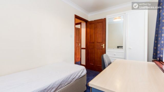 Double bedroom (room 2) - Big 3 bedroom apartment in lively Earl's Court 3 Image