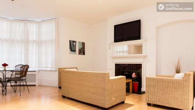 Cosy studio apartment in lively Hammersmith 4 Image