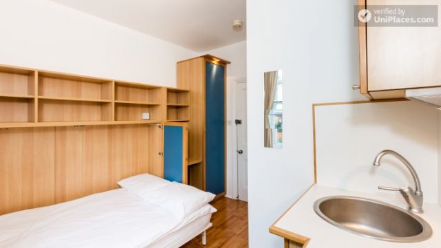 Cosy studio apartment in lively Hammersmith 10 Image