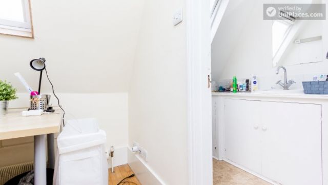 Double Bedroom (Room 1) - Bright 5-bedroom house in busy West Brompton 9 Double Bedroom (Room 1) - Bright 5-bedroom house in busy West Brompton 9 Image