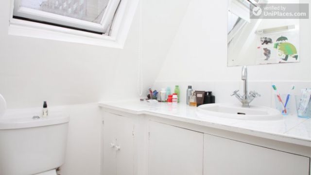 Double Bedroom (Room 1) - Bright 5-bedroom house in busy West Brompton 12 Double Bedroom (Room 1) - Bright 5-bedroom house in busy West Brompton 12 Image