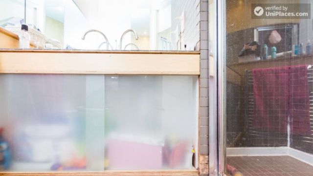 Double Bedroom (Room 1) - Bright 5-bedroom house in busy West Brompton 6 Double Bedroom (Room 1) - Bright 5-bedroom house in busy West Brompton 6 Image