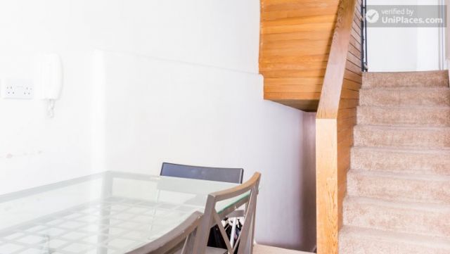 Double Bedroom (Room 1) - Bright 5-bedroom house in busy West Brompton 3 Double Bedroom (Room 1) - Bright 5-bedroom house in busy West Brompton 3 Image