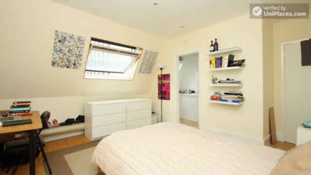 Double Ensuite Bedroom (Room 3) - Bright 5-bedroom house in busy West Brompton 12 Image