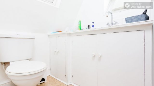 Double Ensuite Bedroom (Room 3) - Bright 5-bedroom house in busy West Brompton 5 Image