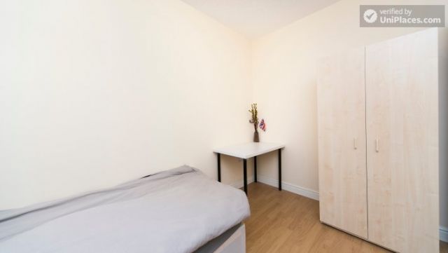 Twin Bedroom (Room 101 - Bed 2) - Bright Apartment in Residential Leyton Area 12 Image