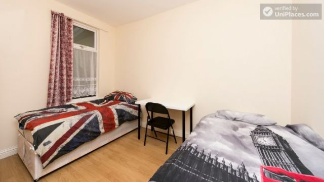 Twin Bedroom (Room 101 - Bed 2) - Bright Apartment in Residential Leyton Area 4 Image