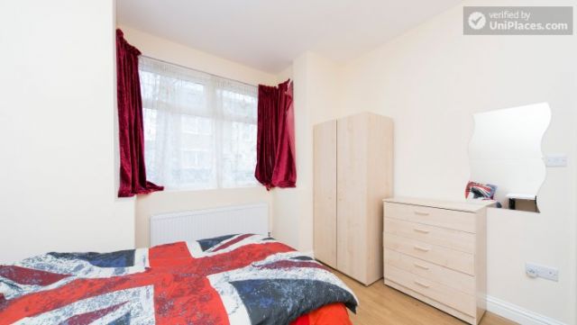 Twin Bedroom (Room 101 - Bed 2) - Bright Apartment in Residential Leyton Area 6 Image