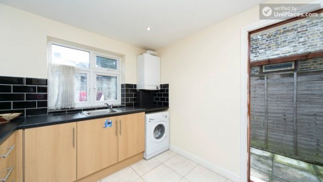 Twin Bedroom (Room 101 - Bed 2) - Bright Apartment in Residential Leyton Area 9 Image