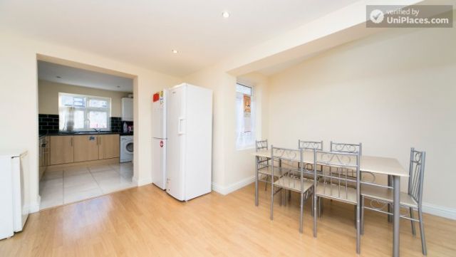 Twin Bedroom (Room 101 - Bed 2) - Bright Apartment in Residential Leyton Area 3 Image