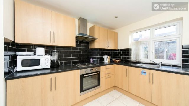 Twin Bedroom (Room 101 - Bed 2) - Bright Apartment in Residential Leyton Area 7 Image