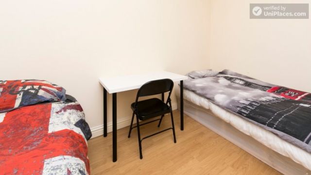 Twin Bedroom (Room 101 - Bed 2) - Bright Apartment in Residential Leyton Area 8 Image
