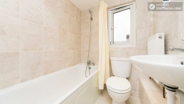 Rooms available - Bright Apartment in Residential Leyton Area 11 Image