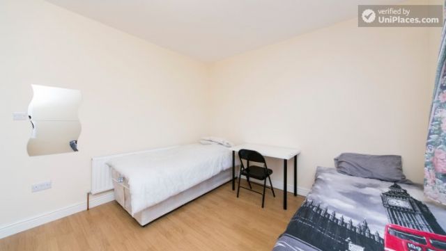 Rooms available - Bright Apartment in Residential Leyton Area 10 Image