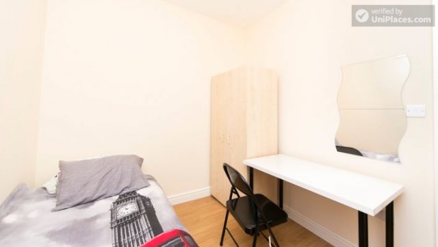 Rooms available - Bright Apartment in Residential Leyton Area 4 Image