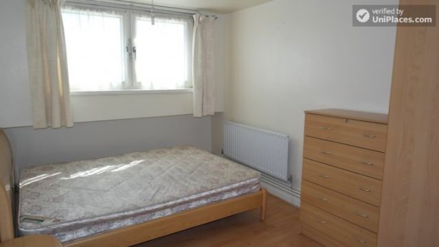 Single Bedroom (Room C) - Simple 4-bedroom apartment in quiet Bethnal Green 12 Image