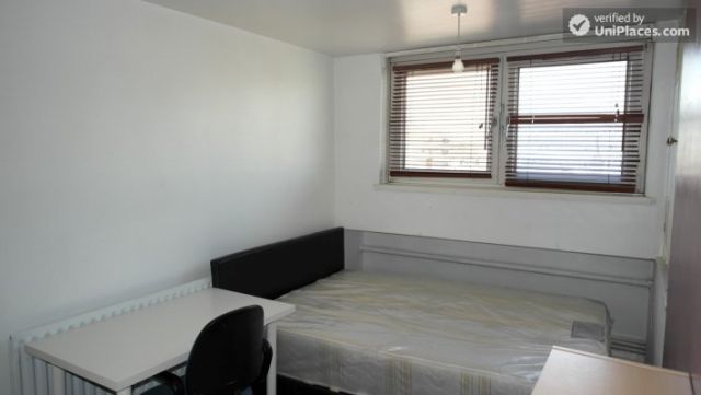 Single Bedroom (Room C) - Simple 4-bedroom apartment in quiet Bethnal Green 9 Image
