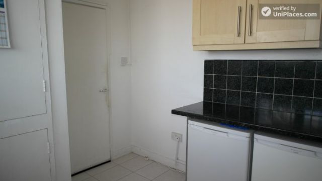Rooms available - Simple 4-bedroom apartment in quiet Bethnal Green 3 Image