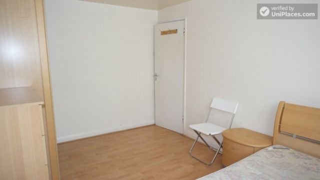 Rooms available - Simple 4-bedroom apartment in quiet Bethnal Green 6 Image