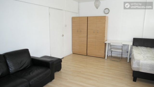 Rooms available - Simple 4-bedroom apartment in quiet Bethnal Green 9 Image