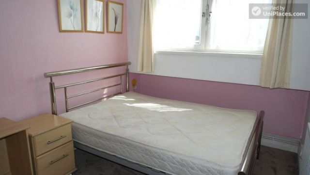 Rooms available - Simple 4-bedroom apartment in quiet Bethnal Green 11 Image