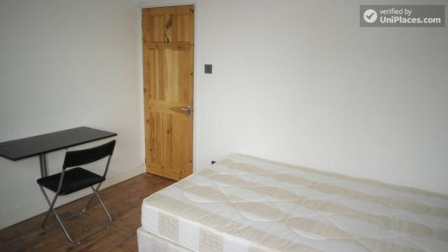 Single Bedroom (Room A) - Pleasant 4-bedroom apartment in residential Poplar 11 Image