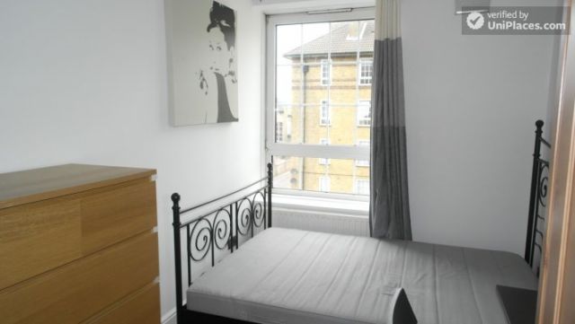 Single Bedroom (Room A) - Pleasant 4-bedroom apartment in residential Poplar 6 Image