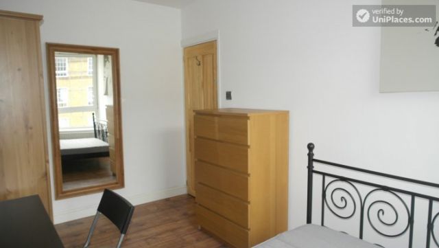 Single Bedroom (Room A) - Pleasant 4-bedroom apartment in residential Poplar 3 Image