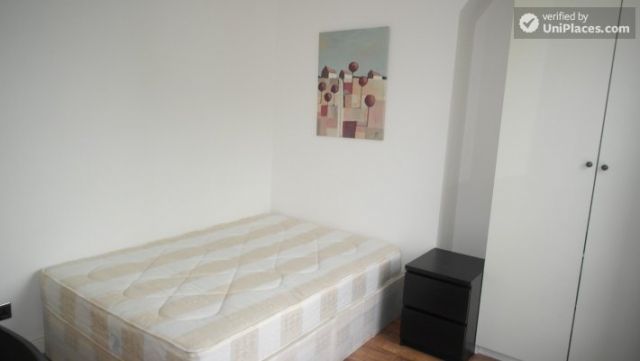 Single Bedroom (Room A) - Pleasant 4-bedroom apartment in residential Poplar 4 Image