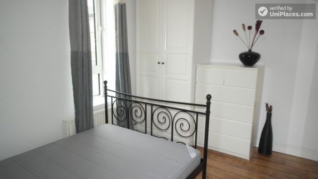 Single Bedroom (Room C) - Pleasant 4-bedroom apartment in residential Poplar 10 Image