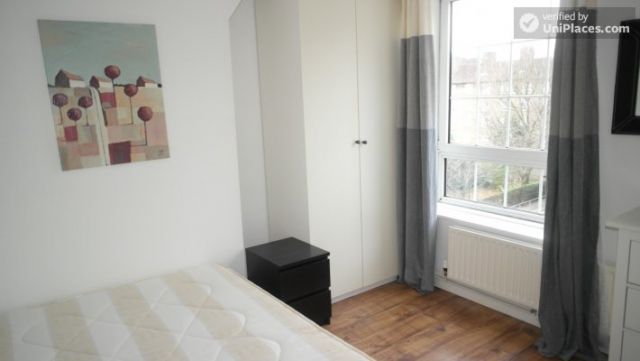 Single Bedroom (Room C) - Pleasant 4-bedroom apartment in residential Poplar 4 Image